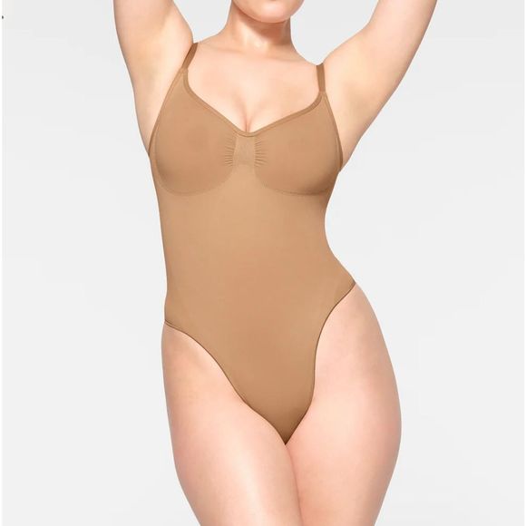 SKIMS Other - SKIMS SEAMLESS SCULPT THONG BODYSUIT size Small/ medium NWOT